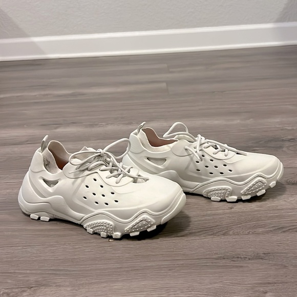 Zara little kids tennis shoes, size 34 (2.5), cream color. - Picture 1 of 2